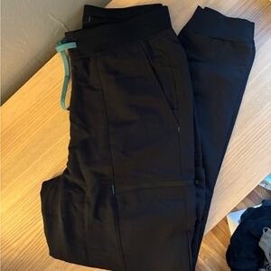 Highwaisted black scrub pants with seaside drawstring